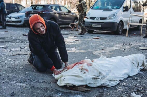 Los-horrores-de-la-guerra en Ucrania. Rusia lanzo-una-bomba-en-un-area-residencial-de-Kyiv-17-March-2022-Foto-Diego-Herrera.jpg